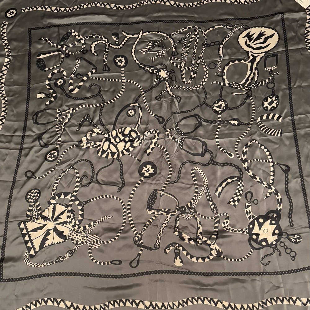 Gucci Gray and Black Designer Scarf - Picture 10 of 10
